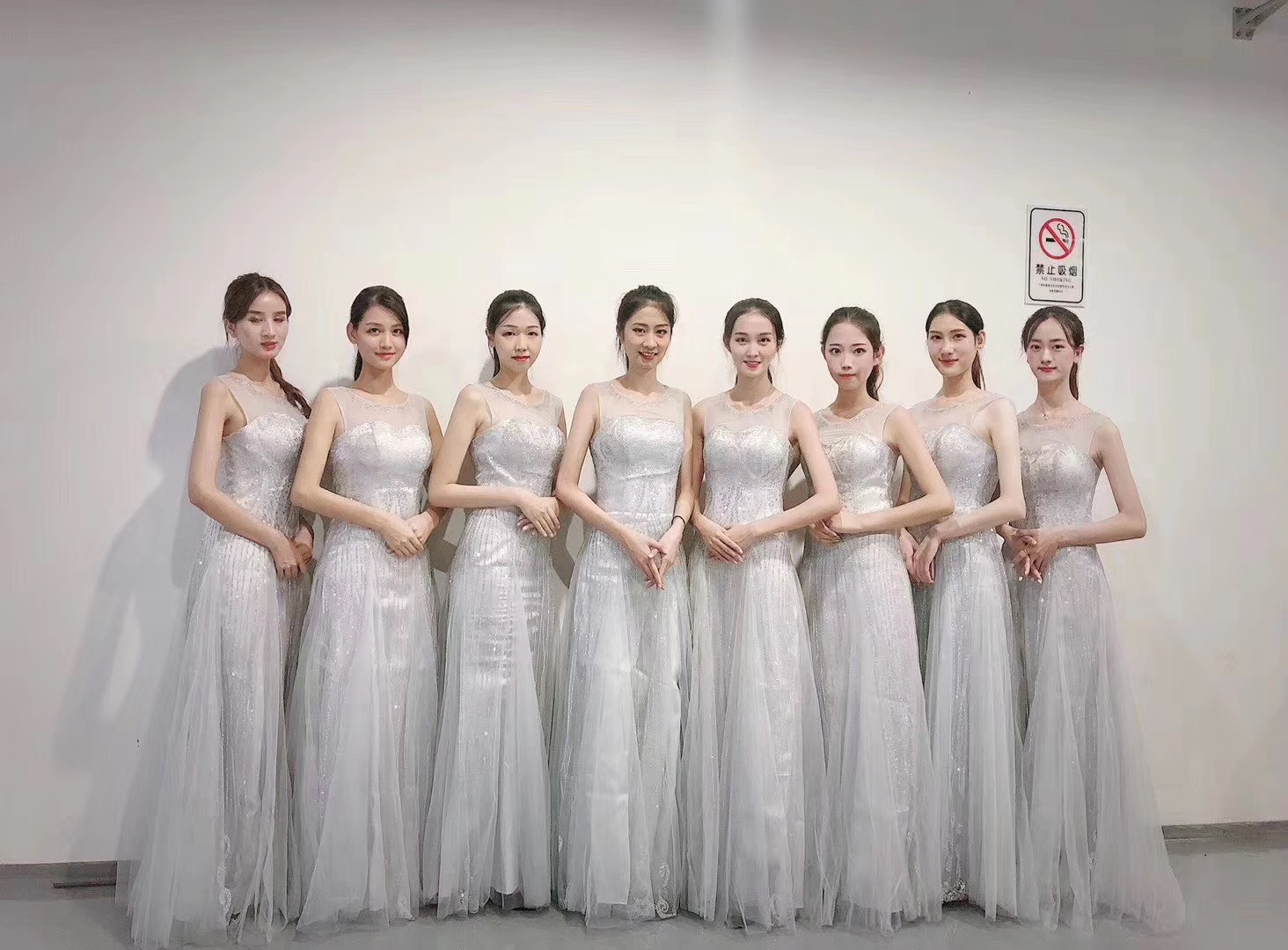 开盘仪式白色礼服礼仪模特队列